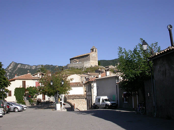 Vue de situation prise depuis la place du village, au nord.