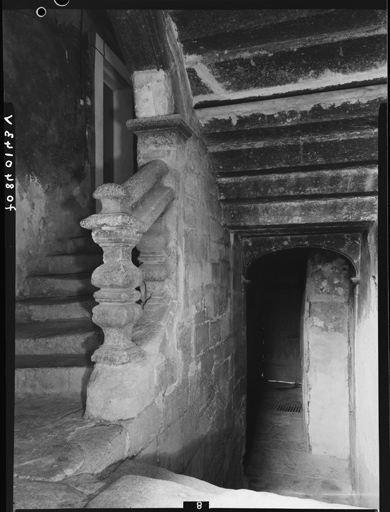 Escalier, rampe et mur d'échiffre entre la première et la deuxième volée.