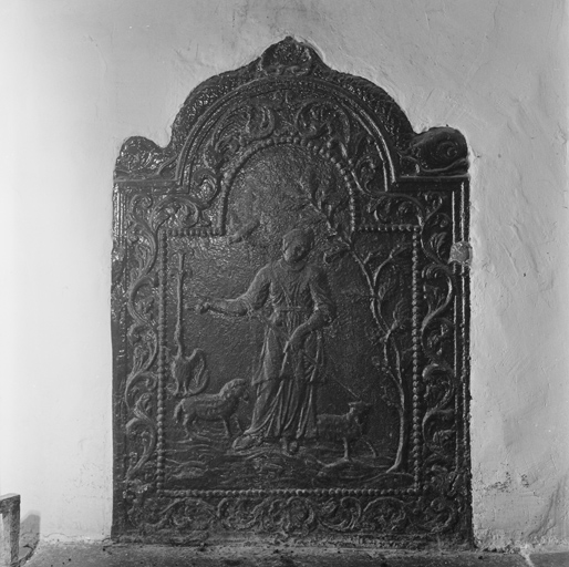 Deuxième étage, chambre 3. Plaque de cheminée.