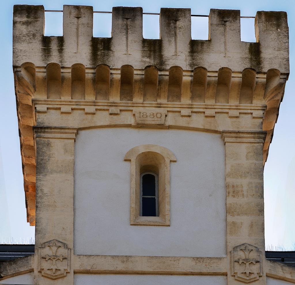 Façade nord-est : avant-corps central, dernier niveau. 