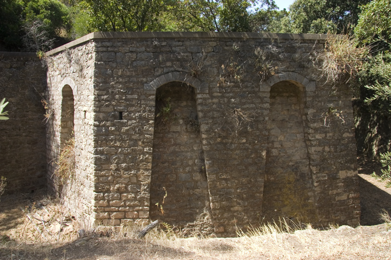 Enceinte : flanc droit et face droite du bastionnet sud avec créneaux de pied.