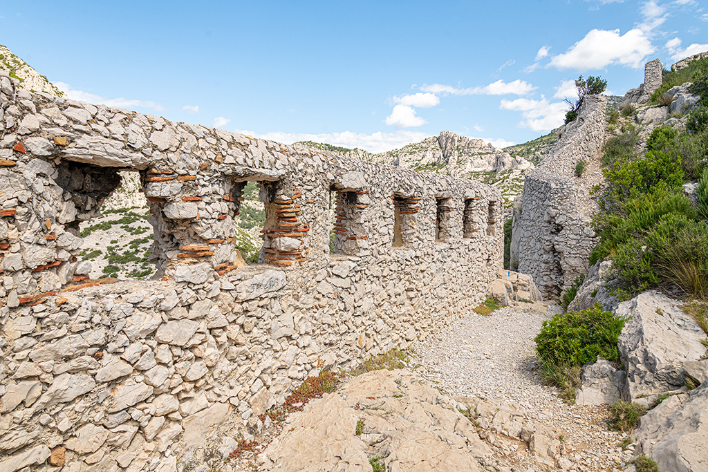 Retranchement du Pas du Renard, détail de la muraille crénelée vue de l'intérieur au débouché de l'entrée