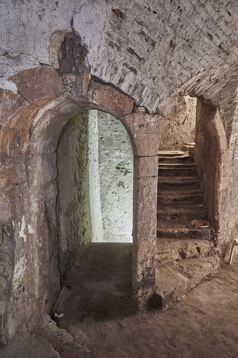 Fort St Nicolas : intérieur du bastion sud-ouest du donjon, dit de la Paix, couloir axial voûté desservant les casemates et escalier latéral.