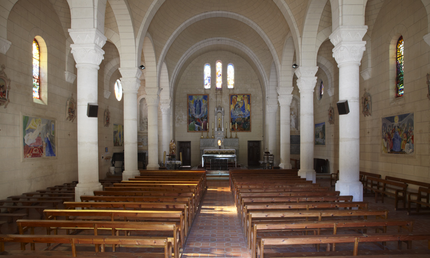 Vue intérieure vers le choeur.