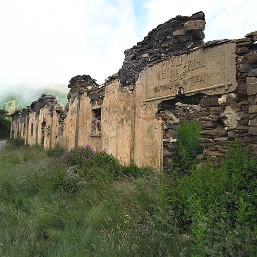 Bâtiment de troupes dit Abri de Sanson : ruine de la façade extérieure de l'aile est, avec inscription sur la porte.