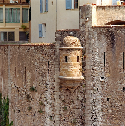 Enceinte 6 - 7. Détail d'échauguette et de créneaux du mur parapet.