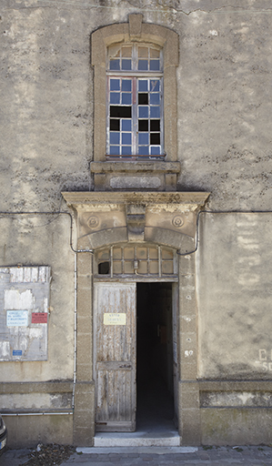 Détail de la porte du bâtiment principal, dans le mur pignon.