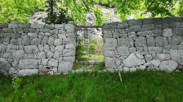Bergerie de l'ensemble agricole de Saint-Bernard (2023 G 52). Détail du parement en pierres sèches soigné.