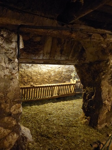 Bâtiment 1. Etage de soubassement, bergerie occidentale. Mur est, passage menant à la bergerie orientale.