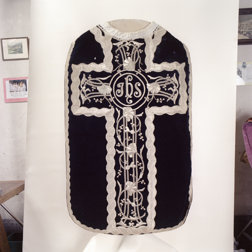 ensemble de vêtements liturgiques (N° 2) : chasuble, étole, manipule, bourse de corporal, voile de calice (ornement noir)