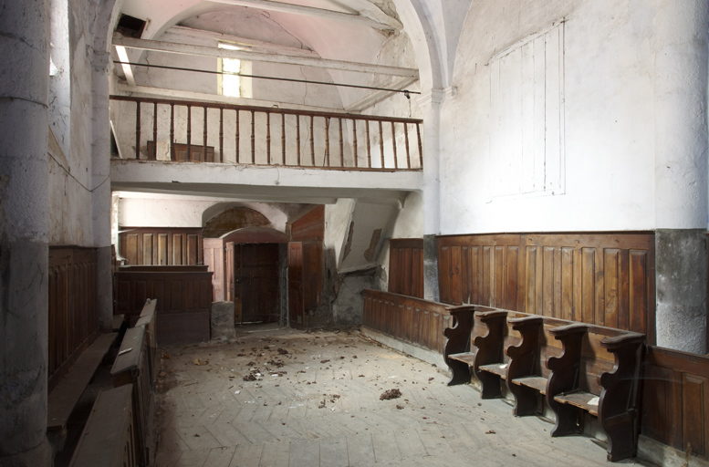 ensemble de bancs de fidèles, d'un banc-coffre d'église et de lambris de demi-revêtement