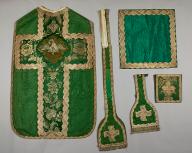 Ornement vert : chasuble, étole, manipule, bourse de corporal, voile de calice, pale