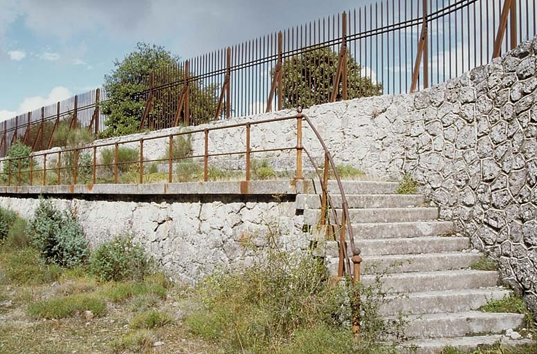 Front est. Contrescarpe et banquette d'infanterie vues depuis le fossé à hauteur du front de gorge (saillant 5). Au fond, caponnière double du saillant nord (4).