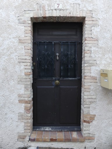 Porte de logis avec encadrement en brique à platebande. Maison située rue des Granges au bourg de Ribiers (parcelle 1998 E2 721).