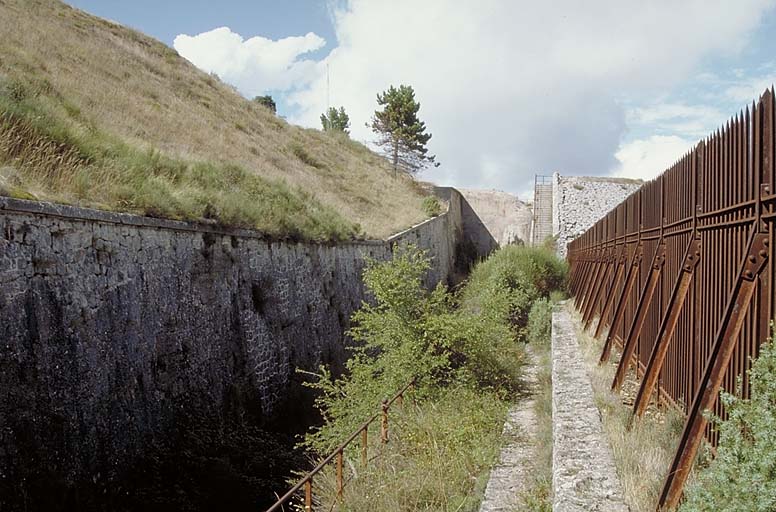 Vue d'enfilade du fossé.