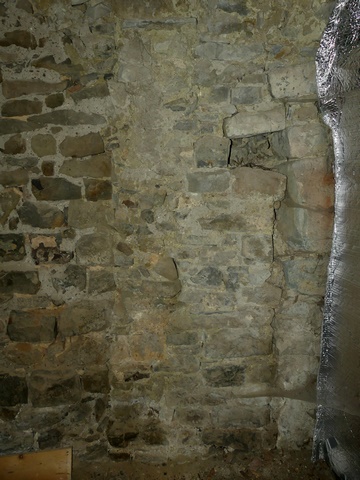 Premier étage de soubassement, remise. Angle nord-est, collage de maçonnerie remplaçant la muraille médiévale.