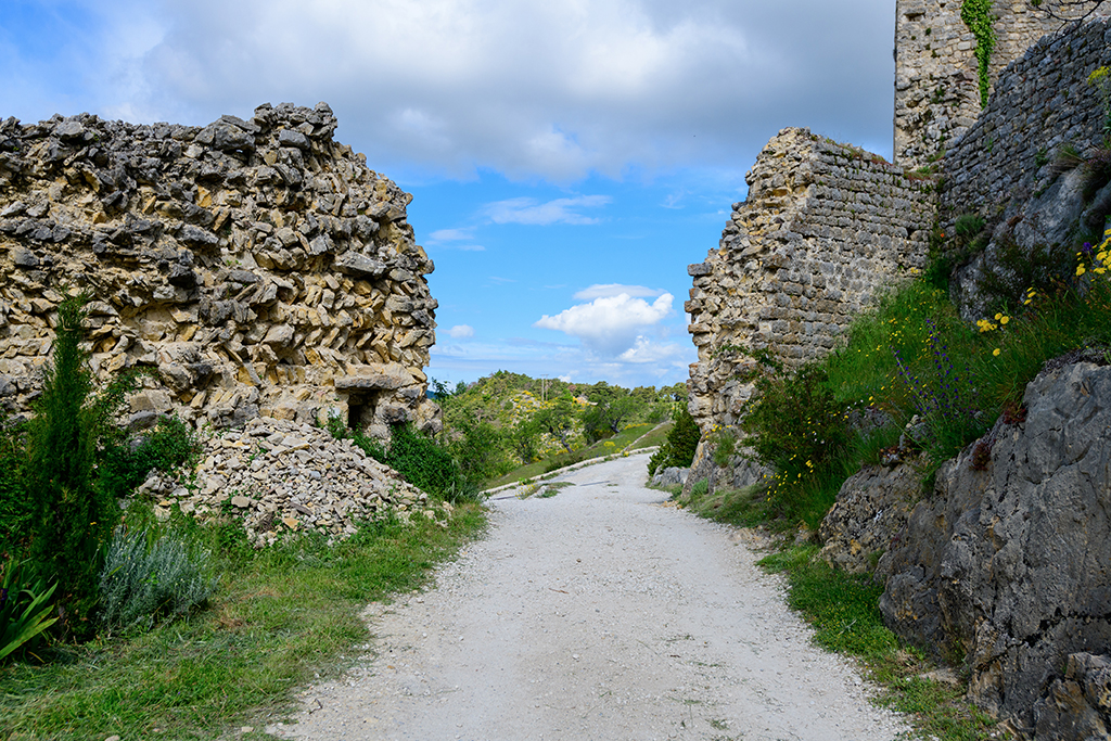 Brèche nord de la courtine ouest, vue de l'intérieur. A gauche, ébrasement intérieur de l'archère nord.