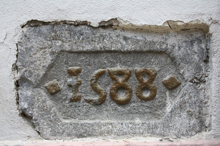 Date portée (1588) sur l'une des murs de la maison occupant la parcelle 2010 AB 101 rue Basse.