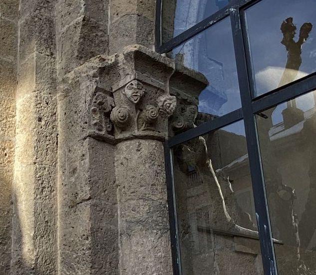 Détail du chapiteau au rosier, chapelle orientale.