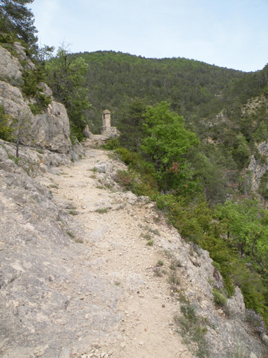 Saint-Joseph. Ancien chemin de Saint-Pierre à Puget-Théniers, au passage de la clue de Saint-Joseph.