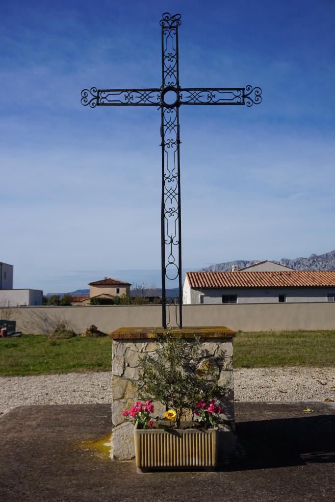 Croix de chemin : croix de mission, actuellement croix de cimetière, dite la croix de fer