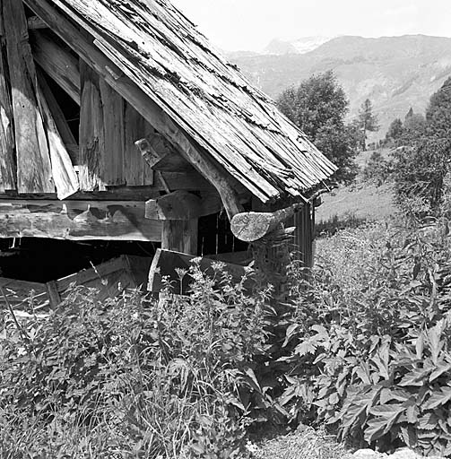 Le four à pain. Noter la gouttière en bois.