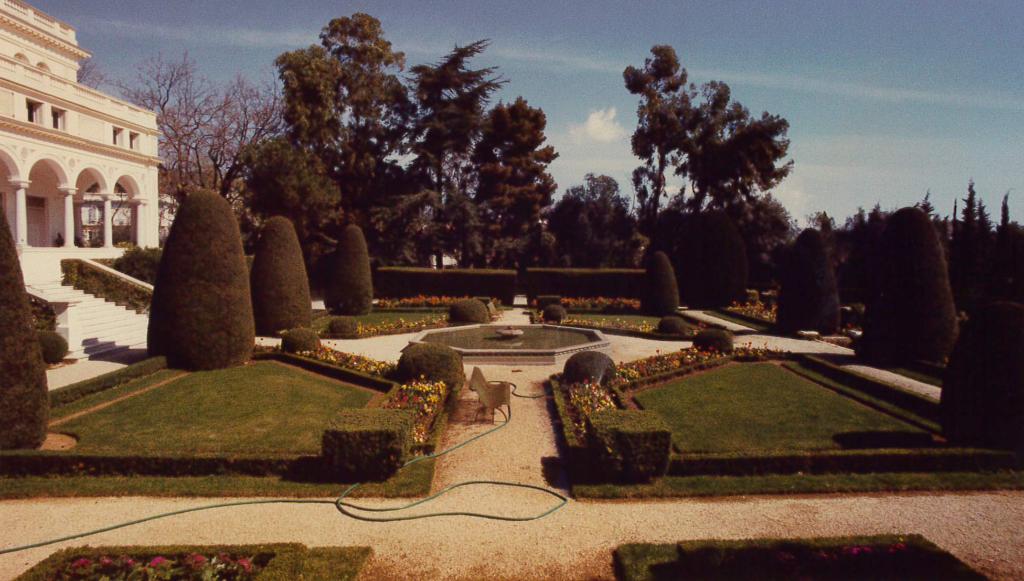 jardin d'agrément de la Villa Grimaldi dite aussi Villa Sainte-Anne, Château Sainte-Anne ou Hermitage, actuellement jardin des Résidences Château Sainte-Anne