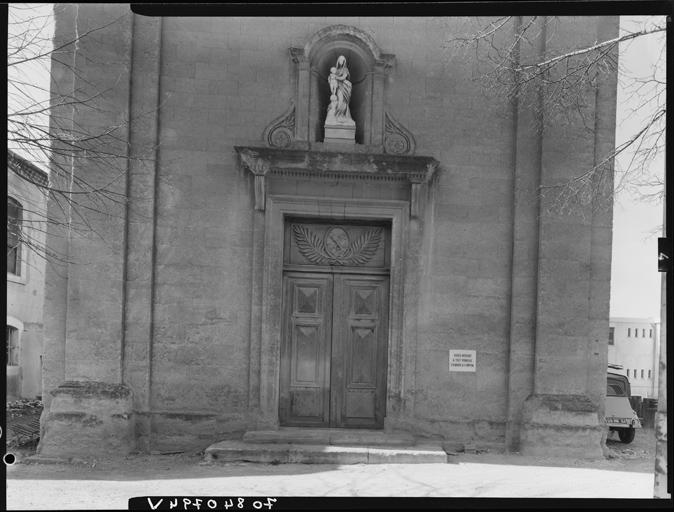 Chapelle, façade est, partie inférieure.