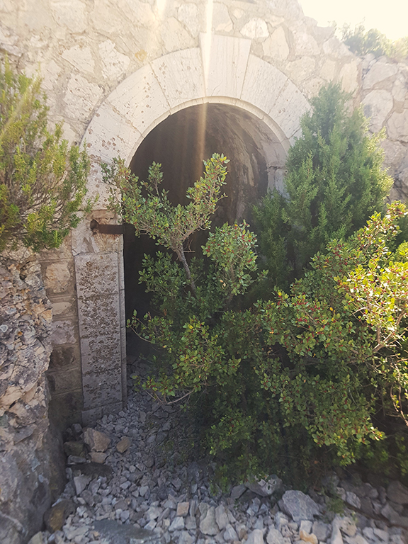 Porte donnant accès au souterrain du magasin à poudre en caverne.