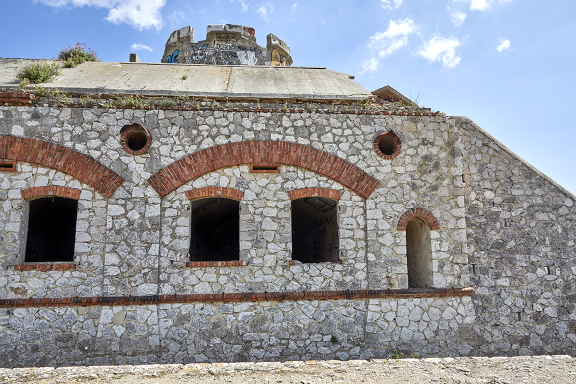 Poterne ménagée dans la grande façade nord du casernement.