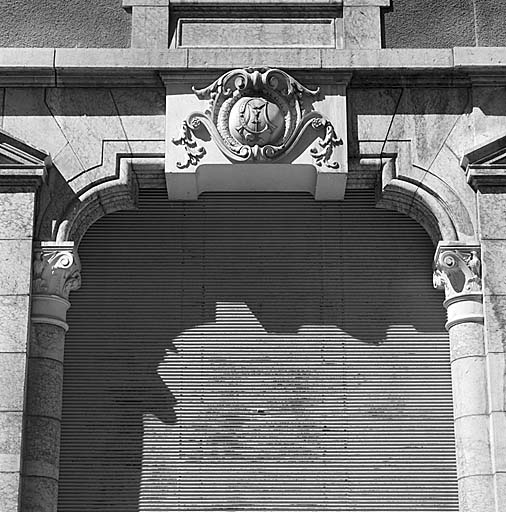 Façade sud, la porte d'entrée. Le blason de fantaisie qui orne le linteau porte les lettres CMJ.