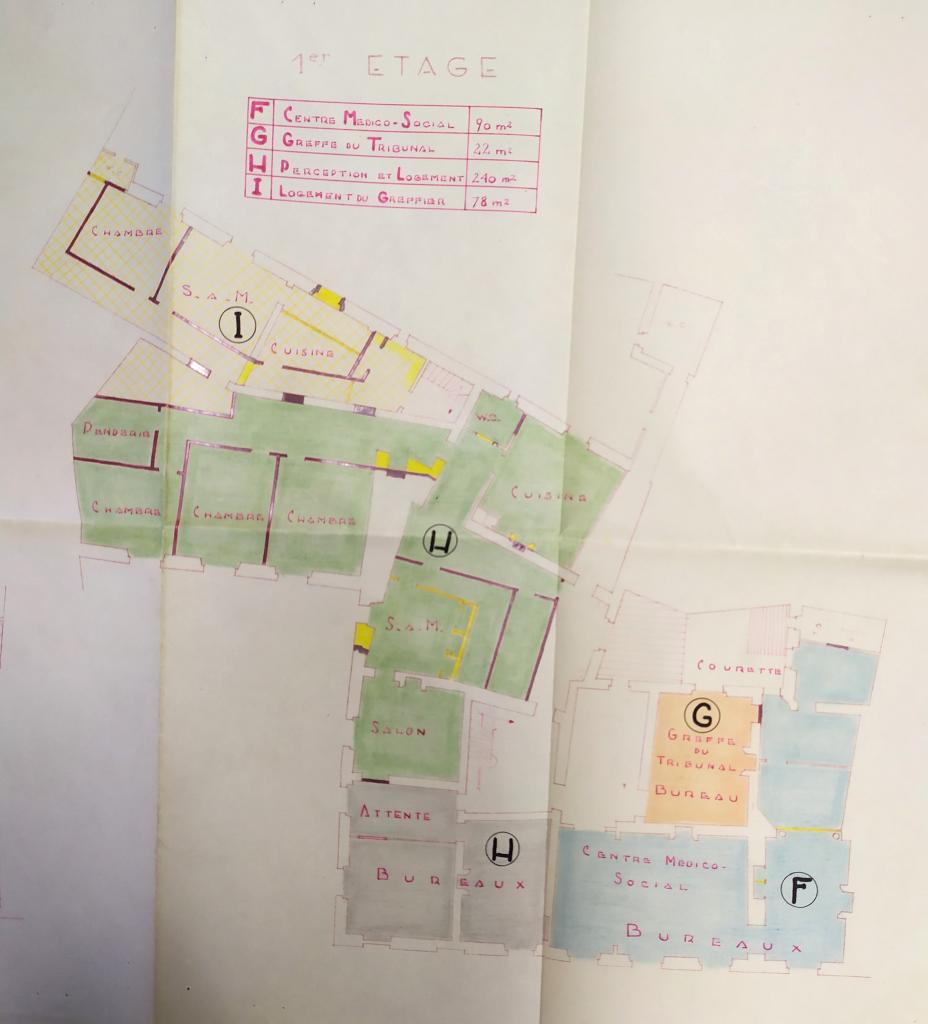 Commune de L'Isle-sur-Sorgue (Vaucluse), immeuble rue Michelet, état des lieux et état d'affectation des locaux, rez-de-chaussée et premier étage, 1951. Echelle 1/100. 
