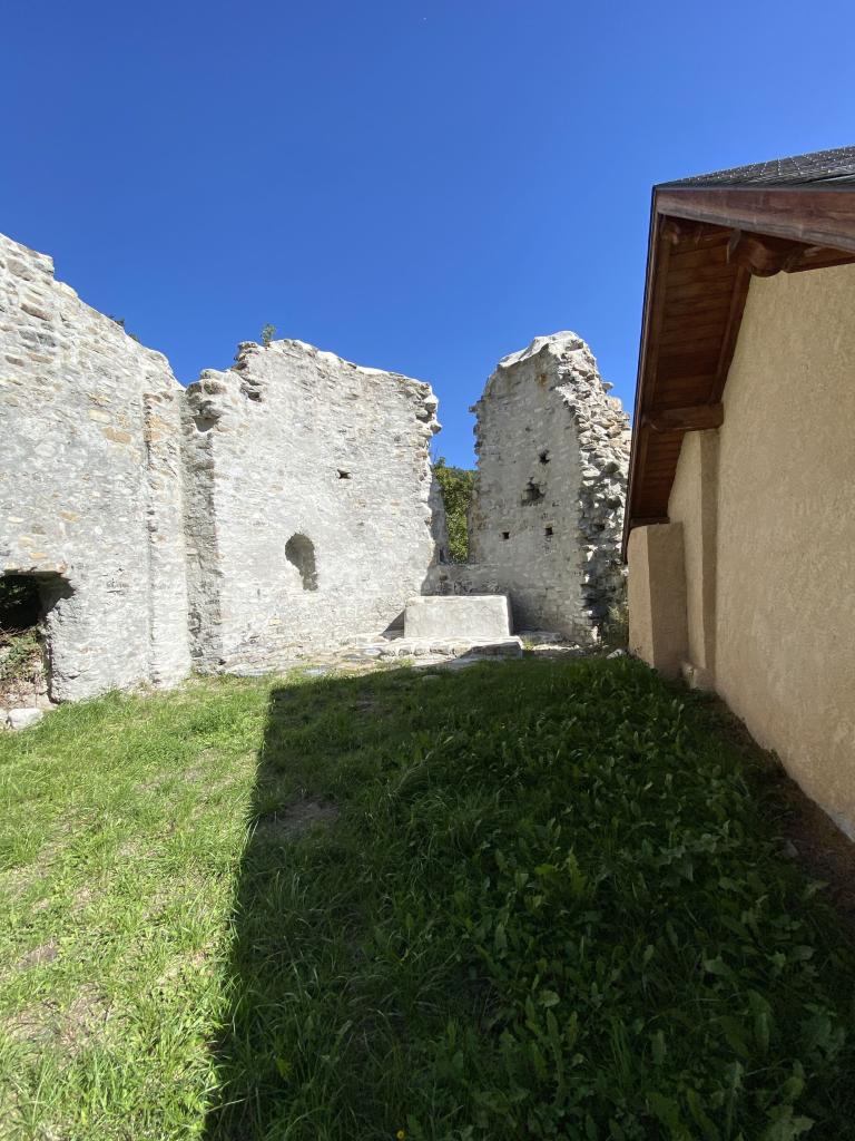 Vue du chœur en ruine.