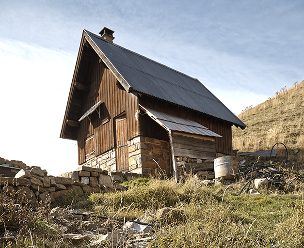 Vue d'ensemble de la cabane de Rougnouse Haute depuis l'est.