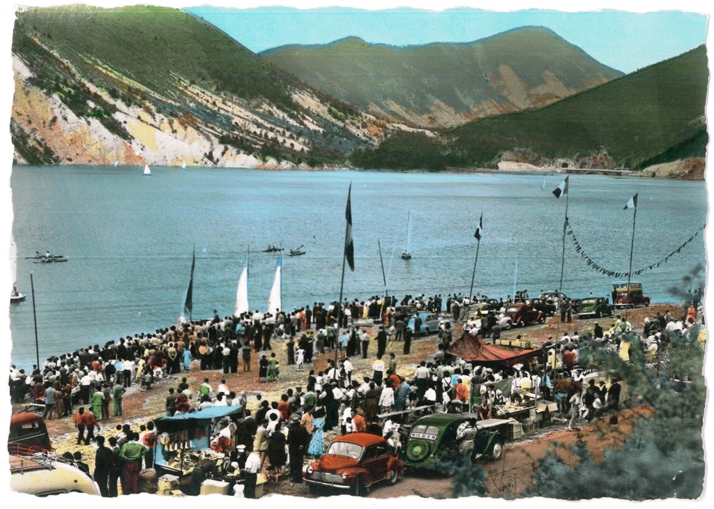 [Carte postale] Régate sur le lac de Castillon, vers 1950.