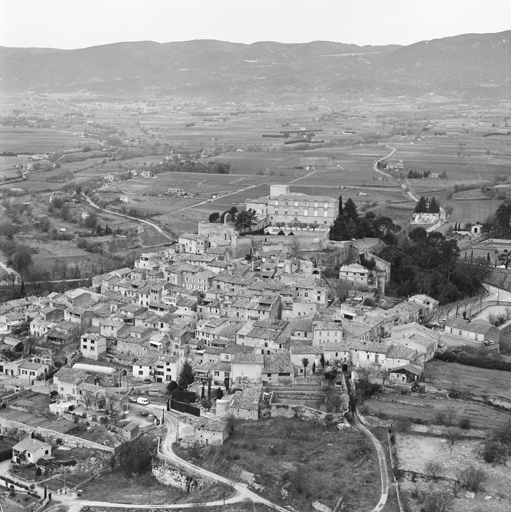 Vue du village et du château prise du sud.