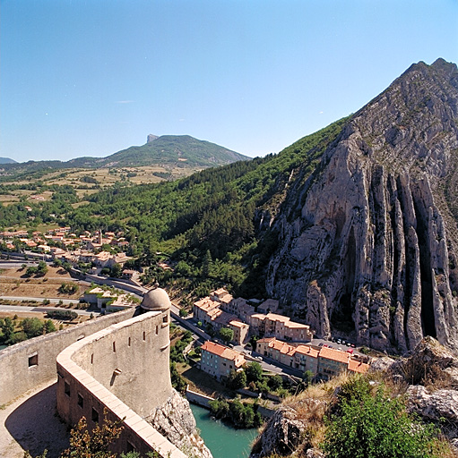 Secteur 22c : la guérite du diable dominant la Cluse.