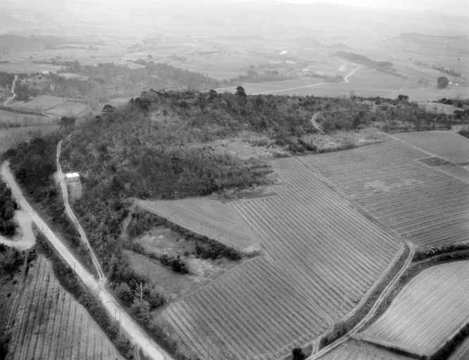 Vue aérienne éloignée, oblique, prise du nord-ouest.