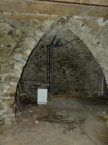 Premier étage de soubassement, cellier-étable. Arcade.