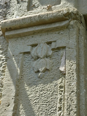 Partie ouest. Elévation sud, deuxième niveau. Porte de l'escalier ouest, détail de l'encadrement scuplté.