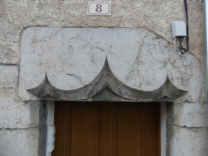 Porte de logis avec encadrement chanfreiné et linteau à triple accolade. Maison située rue du Barri au bourg de Ribiers (parcelle 1998 E2 636).