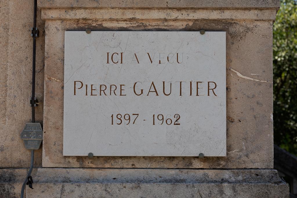 Façade est : détail, plaque commémorative au nom de Pierre Gautier.