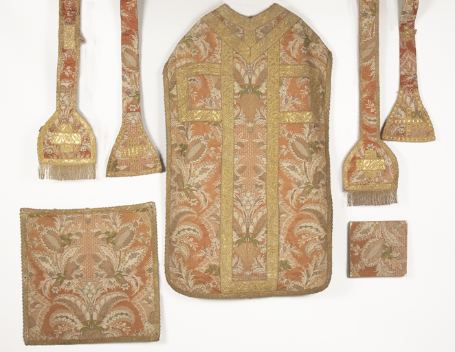 ensemble de vêtements liturgiques : chasuble, voile de calice, deux étoles, deux manipules, bourse de corporal (ornement rouge)