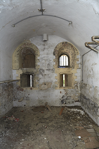 Tour-réduit crénelée type 1846 n°3, casemate de casernement du rez-de-chaussée, jours et créneaux.