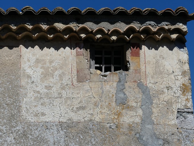 Baie de pigeonnier, avec enduit lissé et décor peint de faux carreaux. Ferme au quartier des Charles (Ribiers).