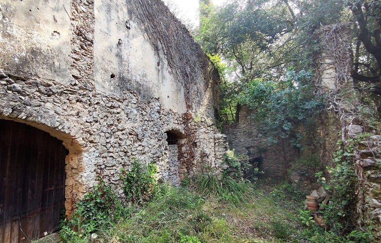 Bâtiment du logis, rez-de-chaussée. Anciennes parties agricoles au premier niveau ; parties enduites à la chaux au deuxième niveau caractéristiques de pièces d'habitations.