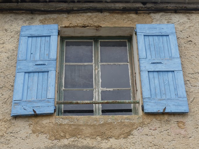 Partie centrale. Pignon est, deuxième niveau. Fenêtre équipée de contrevents à cadre.