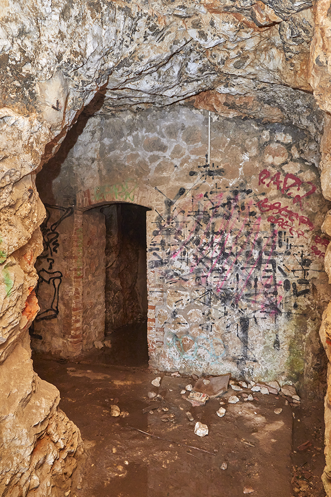 Intérieur du souterrain, coude des galeries et porte du sas du magasin à poudre 