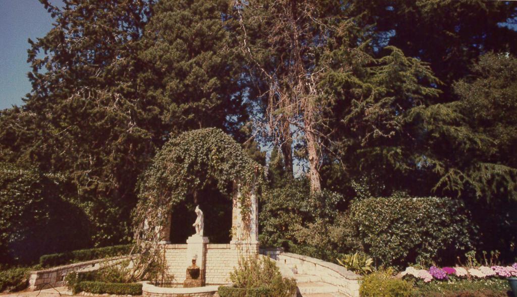 jardin d'agrément de la Villa Grimaldi dite aussi Villa Sainte-Anne, Château Sainte-Anne ou Hermitage, actuellement jardin des Résidences Château Sainte-Anne