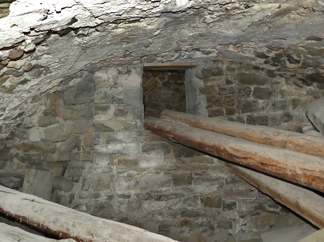 Etage de soubassement, pièce occidentale. Mur sud.